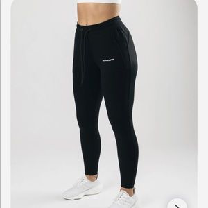 Alphalete Essential Jogger in black